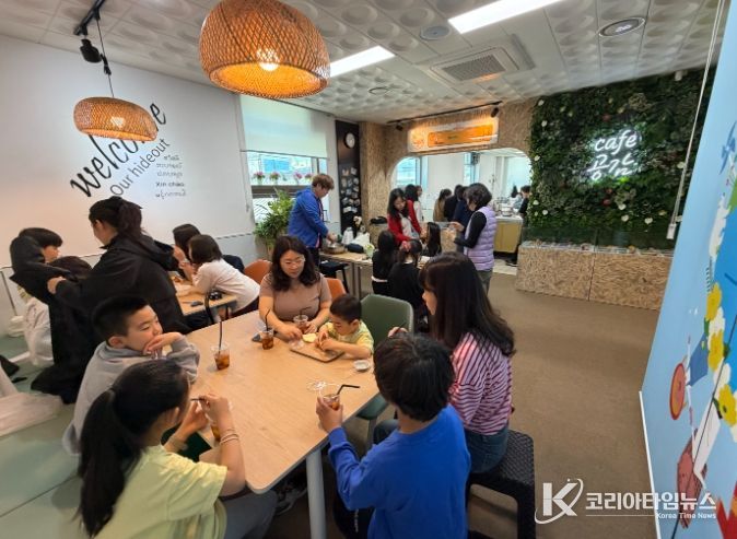 청소년 카페 틴 바리스타를 고객들이 찾았다.