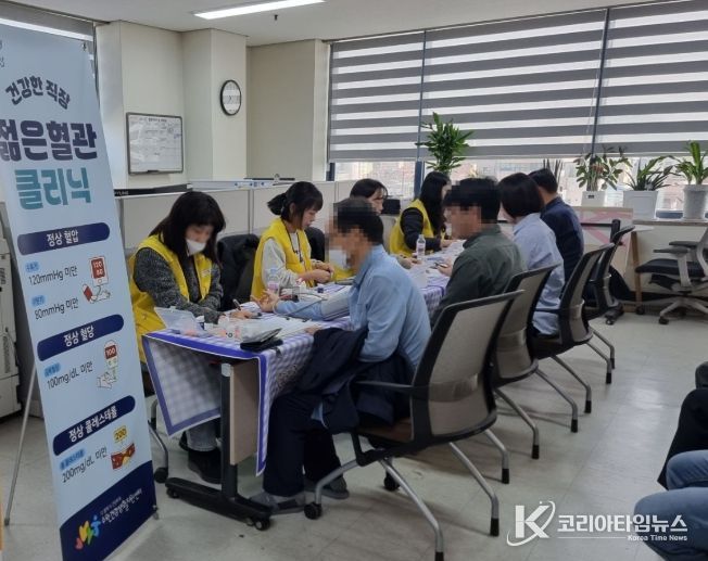 지난해 ‘젊은 혈관 클리닉’ 프로그램으로 사업장을 방문한 건강 전문가들이 직장인을 대상으로 혈압·혈당 등 건강 측정과 상담을 진행하고 있다.