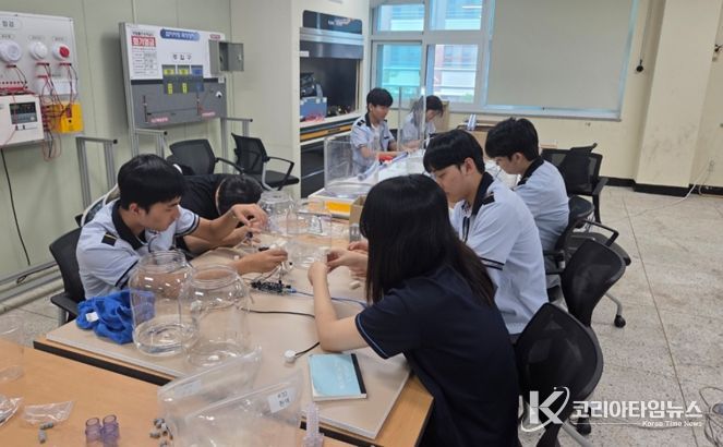 여수석유화학고에서 증류탑 제작 관련 실습을 하고 있다