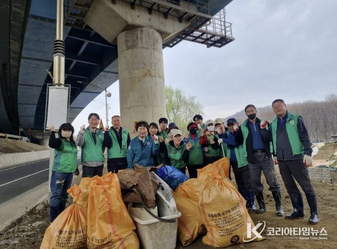 구리시 인창동 새마을협의회, 봄맞이 인창천 환경정화 실시
