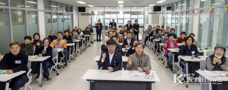 최충규 대덕구청장(사진 첫 번째 줄 왼쪽 두 번째)과 대덕구 신규 주민자치위원들이 31일 오정창의공작소에서 주민자치위원의 역량 강화를 위한 ‘2026년 대덕구 주민자치학교’를 마친 후 파이팅을 외치며 기념 촬영을 하고 있다