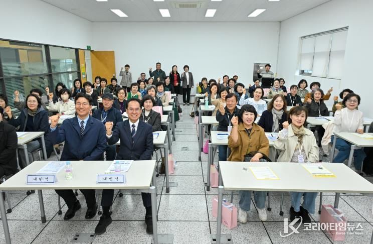 영주시는 3월31일 평생직원교육관에서 경북도민행복대학 개강식을 개최했다(단체기념사진)