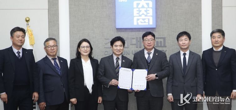 전남교육청, 조선대학교 관계자들이 지난 3월 27일 ‘고교-대학 연계 학점 인정 업무협약’을 체결한 뒤 기념사진촬영을 하고 있다.