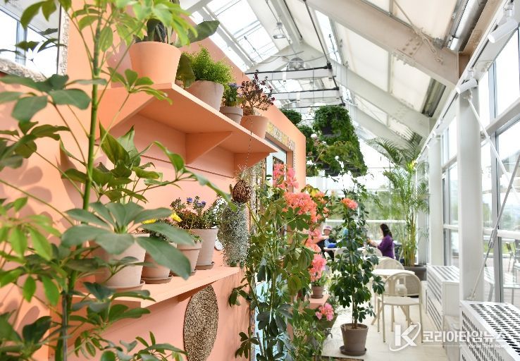 꽃과 식물이 어우러지게 꾸며진 정원지원센터와 카페포레스트 내부