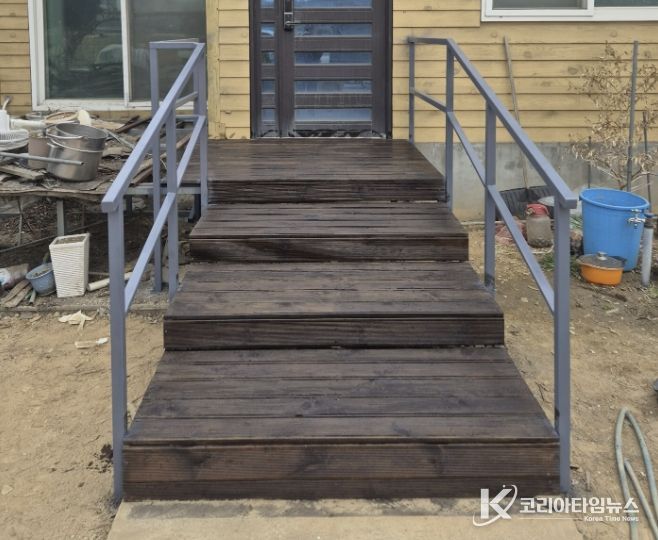 계단 재시공 및 안전 난간 설치로 안전한 출입 환경을 확보한 모습