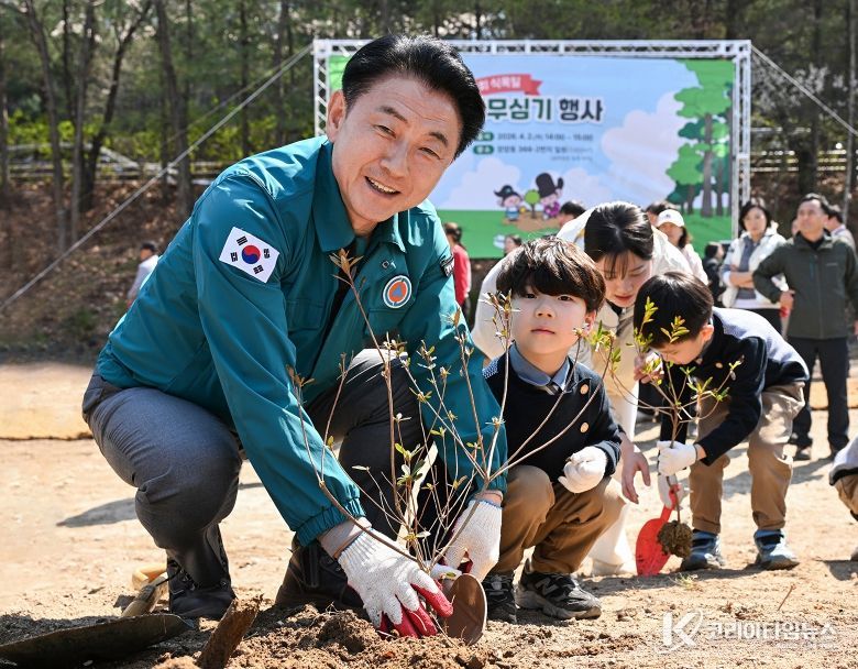 의정부시는 ‘제81회 식목일’을 맞아 4월 2일 장암동 368-2번지 일원(실외정원 동측 부지)에서 ‘2026년 봄철 나무심기’ 행사를 개최했다.