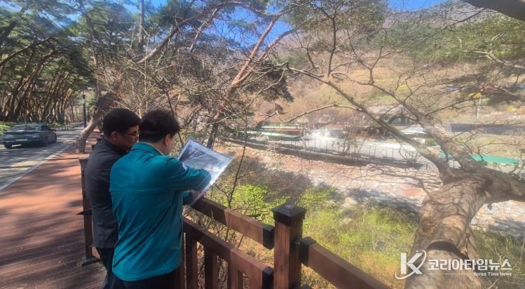 이정곤 부시장이 지난 2일 국가하천 구역 내 불법 경작 및 시설물 일제 점검 현장을 찾아 관련 현황을 점검하고 있다.