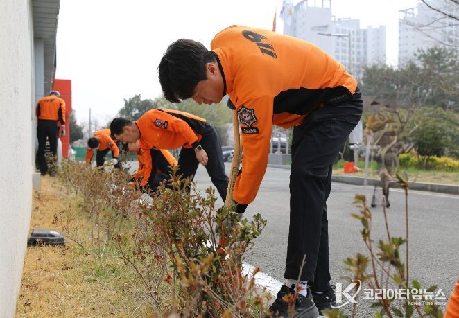강진소방서 소방공무원들이 제81주년 식목일을 맞아 청사 주변에서 철쭉 등 수목을 식재하며 환경정비 활동을 펼치고 있다.