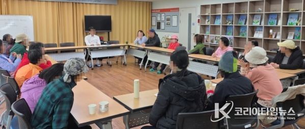 밀양시정신건강복지센터 프로그램실에서 주간 재활프로그램이 진행되고 있다.