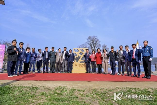 기념비 단체사진