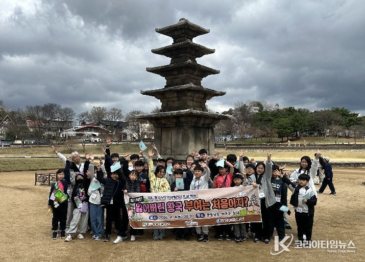 달성군청소년문화의집 역사탐방(4일 진행된 역사탐방 프로그램 '어서 와! 부여는 처음이지' 단체사진)