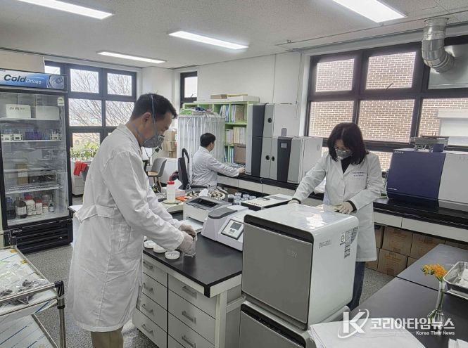 퇴비 부숙도 검사 현장(당진시농업기술센터 관계자가 축산농가에서 제출한 가축분(퇴비) 시료를 활용해 부숙도 검사를 진행하고 있다.)