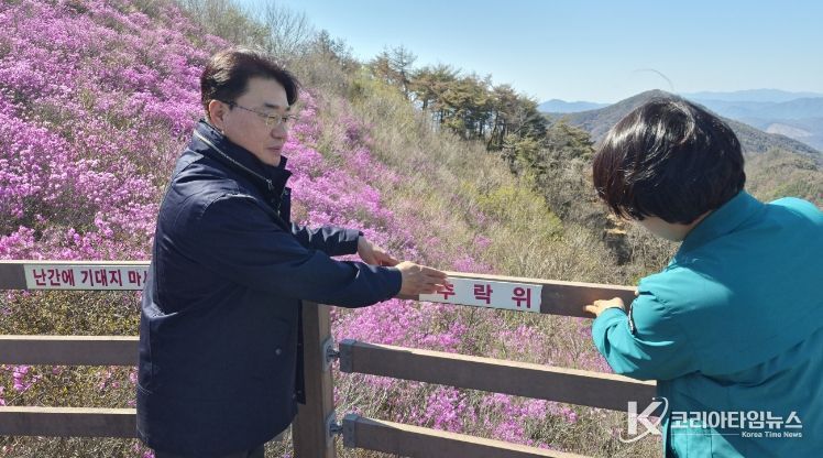 이정곤 부시장이 제15회 종남산 진달래 축제 준비 현장을 방문해 안전 점검을 하고 있다.