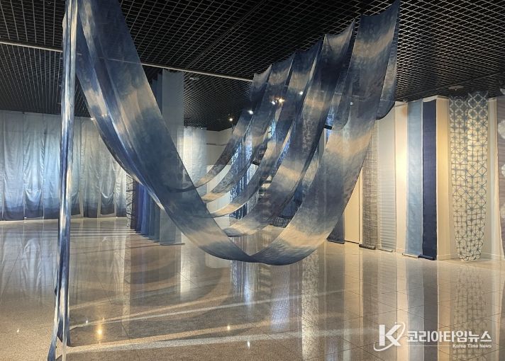 한국천연염색박물관이 한국박물관협회가 추진하는 ‘K-뮤지엄 지역 순회 전시 및 투어 지원사업’에 최종 선정됐다. 사진은 박물관 천연염색 전시 모습.