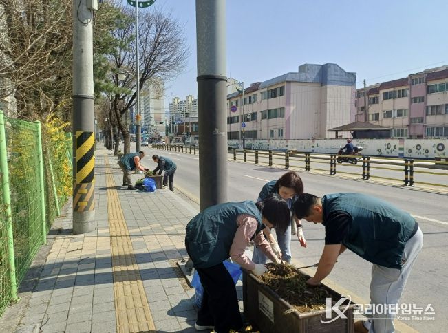동두천시 생연2동 주민자치회, 봄맞이 초화류 식재로 쾌적한 마을 환경 조성
