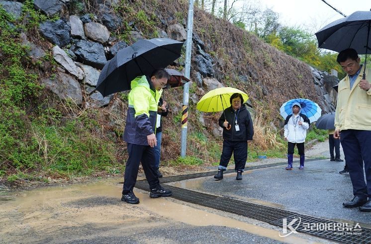 정현구 여수시장 권한대행이 9일 선경아파트 인근 급경사지 현장을 직접 찾아 안전관리 실태를 점검하고 있다.