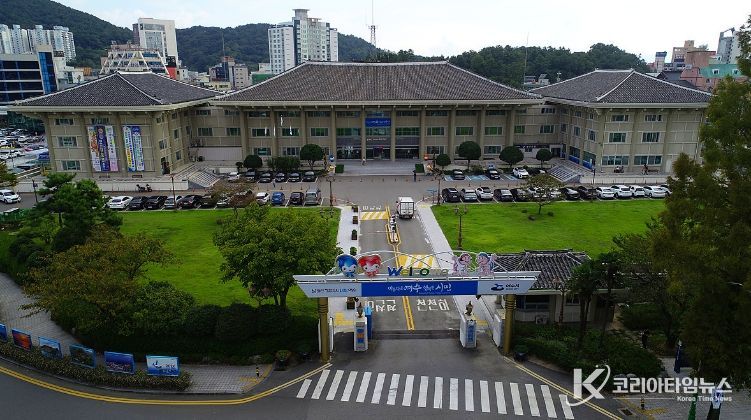 여수시는 9일 여수 서시장에서 진행된 더불어민주당 정청래 당대표에게 지역 핵심 현안을 담은 건의자료를 전달하고 정부와 정치권의 관심과 지원을 요청했다.