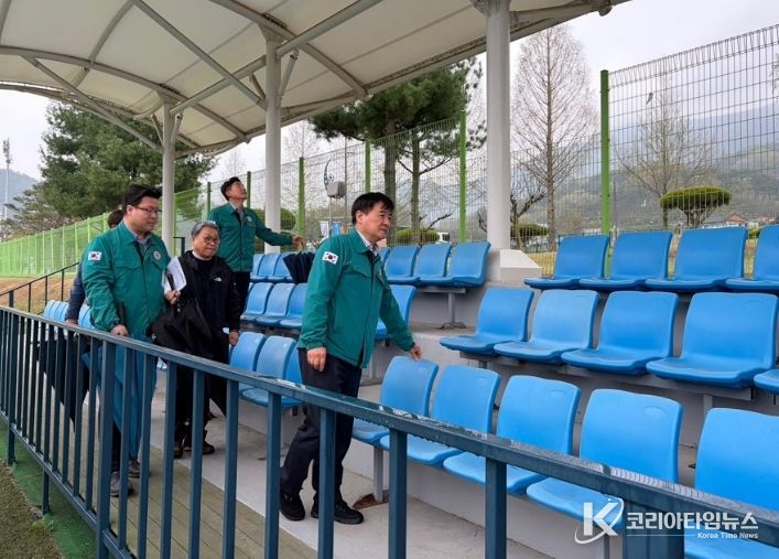 군과 시설관리공단이 함께 경기장을 점검하고 있다.