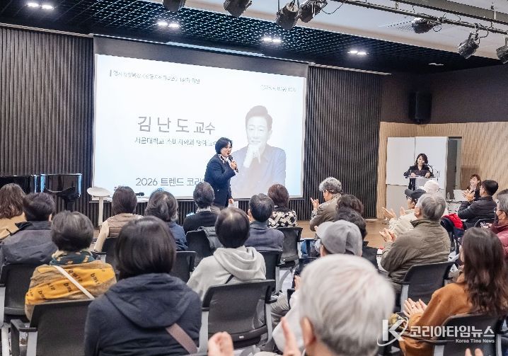 이수희 강동구청장이 강동지식플러스에 참여한 주민들과 인사를 나누고 있다