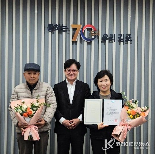 김병수 시장이 이수증 수여 후 기념촬영을 하고 있다.