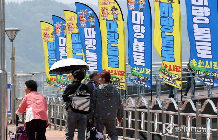 지난 11일 마량놀토시장이 관광객들로 북적이고 있다.