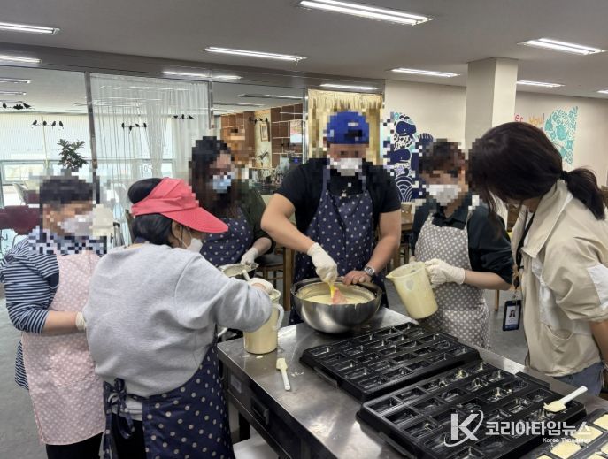 제과제빵 프로그램에 참여하고 있는 모습