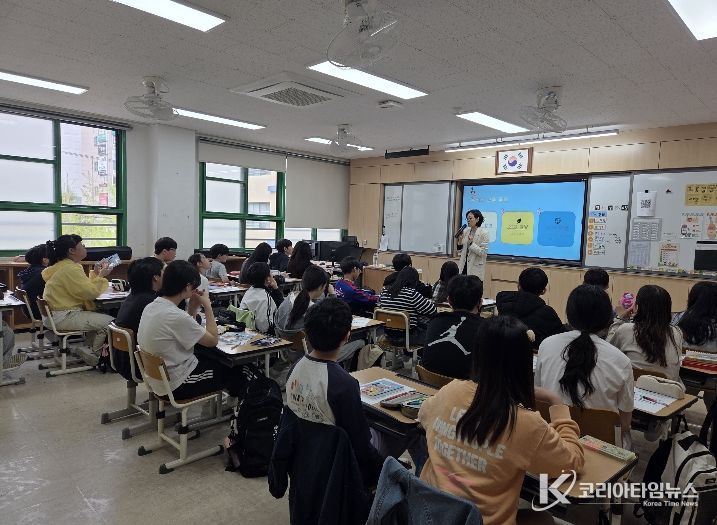 용연초 6학년 학생들이 14일 울주도서관이 주관하는 '청소년진로독서 프로그램' 수업을 듣고있다.